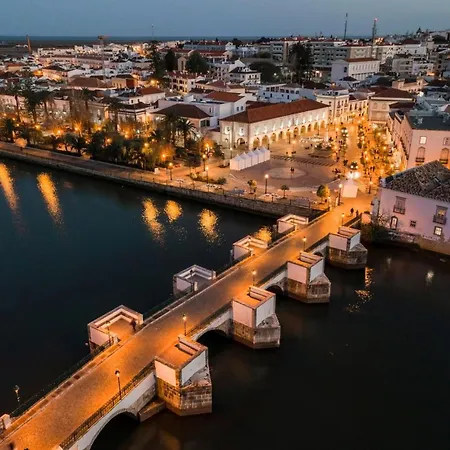 Ferienhaus Stunning Townhouse With Pool In Centre