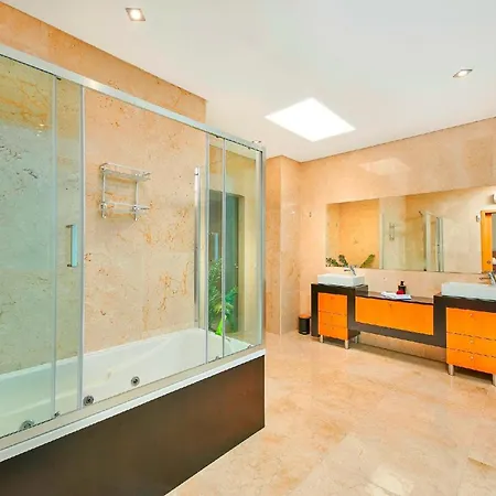 Stunning Townhouse With Pool In Centre Ταβίρα