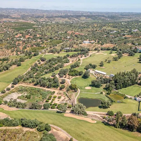 Stunning Townhouse With Pool In Centre Ferienhaus