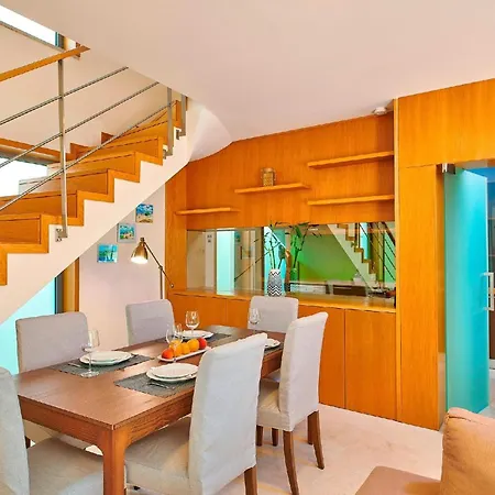 Holiday home Stunning Townhouse With Pool In Centre