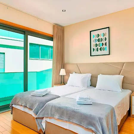 Stunning Townhouse With Pool In Centre *