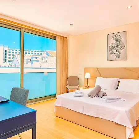 Stunning Townhouse With Pool In Centre