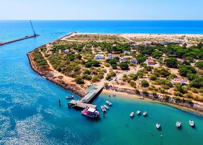 Stunning Townhouse With Pool In Centre *