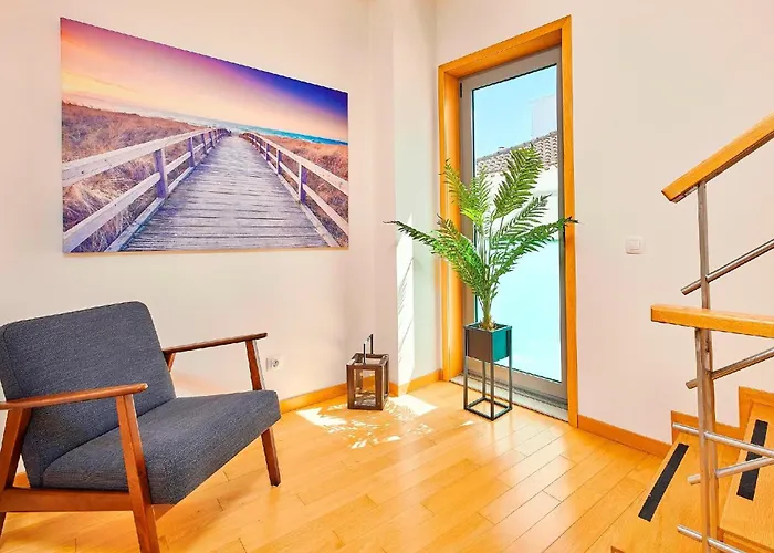 Stunning Townhouse With Pool In Centre