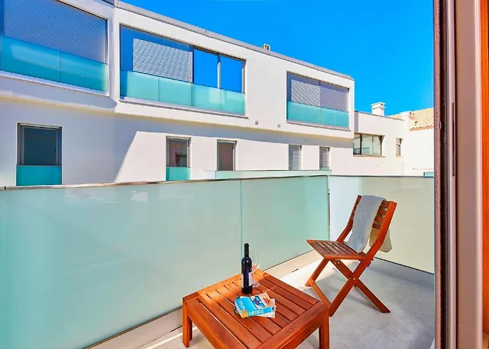 Stunning Townhouse With Pool In Centre Holiday home