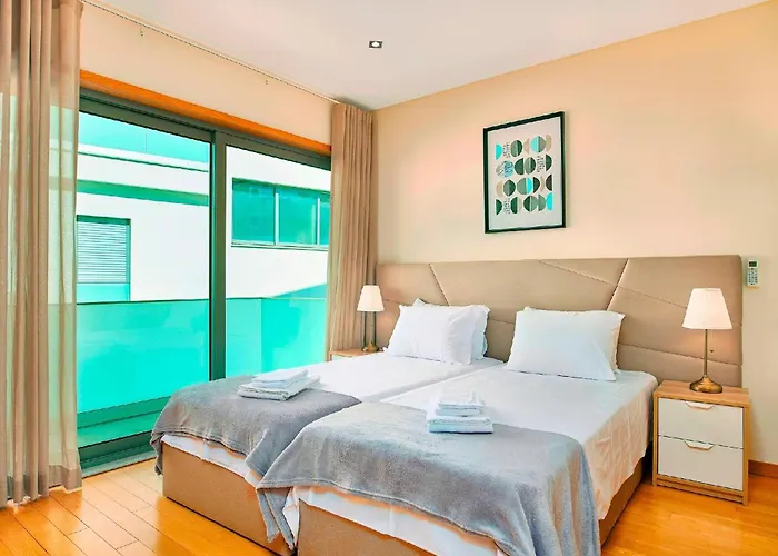 Stunning Townhouse With Pool In Centre *