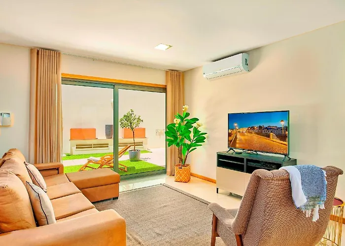 Stunning Townhouse With Pool In Centre Holiday home