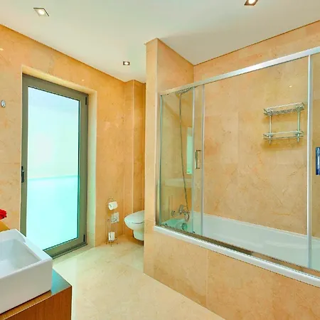 Stunning Townhouse With Pool In Centre Σπίτι διακοπών Ταβίρα