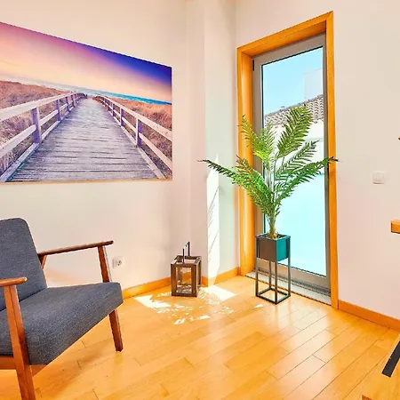 Stunning Townhouse With Pool In Centre