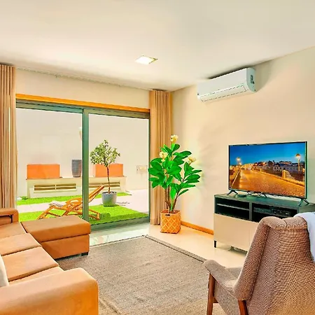 Stunning Townhouse With Pool In Centre Σπίτι διακοπών